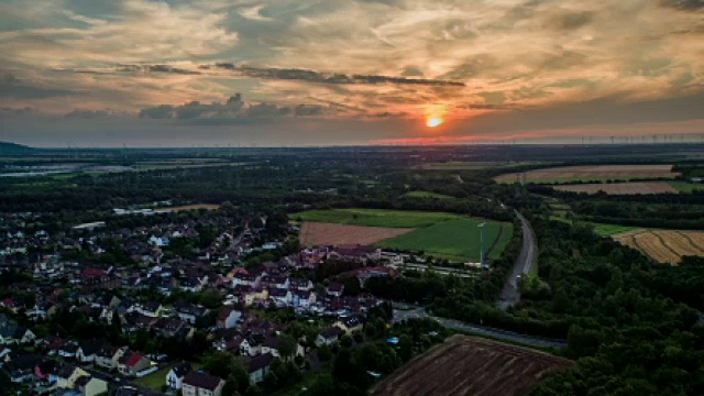 空中拍摄的风景郊区小镇在日落，德国视频素材
