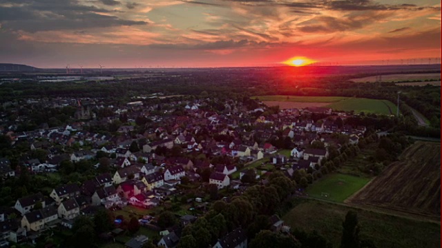 航拍的风景与一个城镇在德国日落视频素材