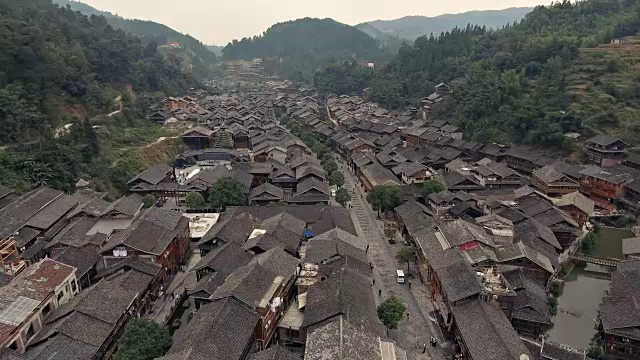 中国贵州肇星侗族古镇鸟瞰图视频下载
