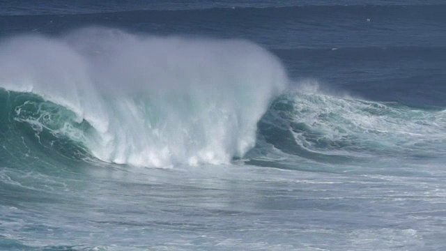 在葡萄牙Nazaré，一名英国冲浪者在巨浪中落水视频素材