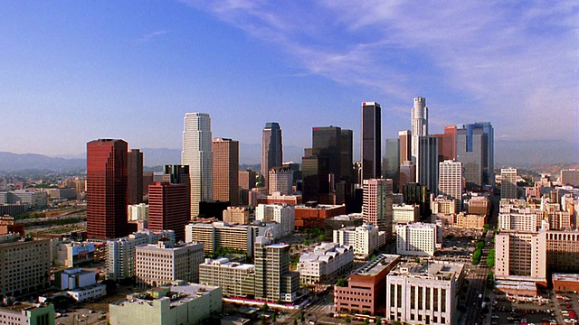 高角度广角拍摄在城市街道交通与建筑物和摩天大楼的背景/洛杉矶，加利福尼亚视频素材