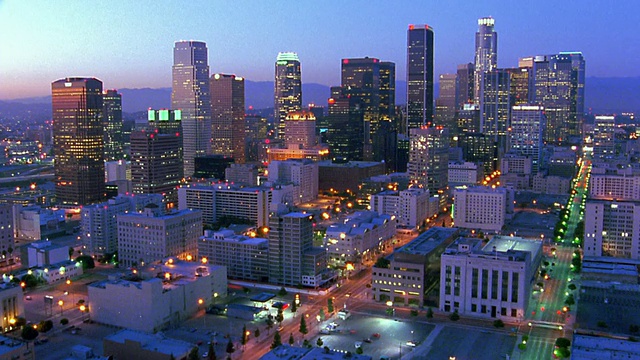 高角度时间流逝的交通在洛杉矶市中心的办公大楼/白天到黄昏/加利福尼亚视频素材
