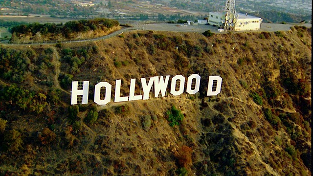 从空中俯瞰好莱坞标志和山顶观察点/加州洛杉矶视频素材