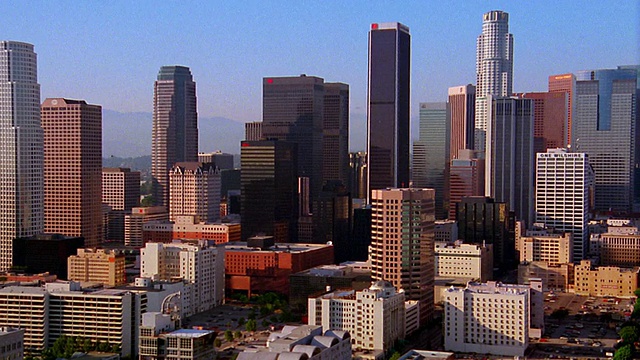 高角度广角拍摄的建筑物和摩天大楼市中心的洛杉矶天际线/加利福尼亚视频素材
