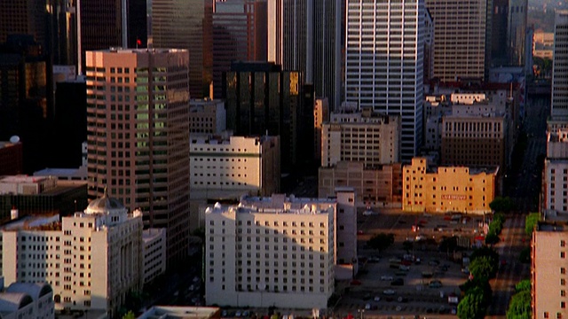 高角度广角拍摄倾斜的建筑物和摩天大楼市中心的洛杉矶天际线/加利福尼亚视频素材