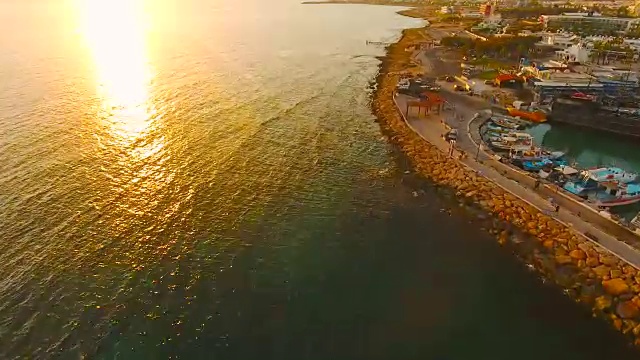 塞浦路斯,圣地帕。鸟瞰图。美丽的夜景和海浪。视频下载
