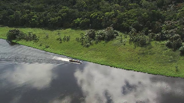 刚果:阿利马河上的船很宽视频下载
