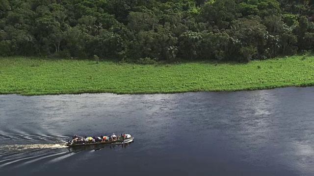 刚果:阿利马河上的船视频素材