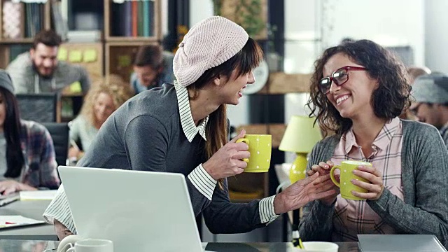 商业女性在喝咖啡休息视频素材