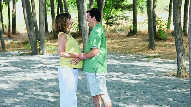白人丈夫和怀孕的妻子在公园里拥抱视频下载