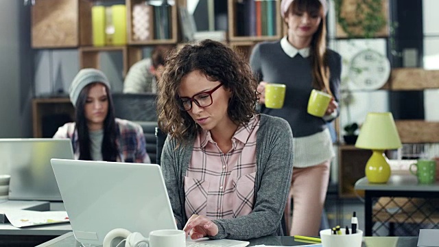 商业女性在喝咖啡休息视频素材