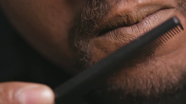 男子梳理胡子视频素材