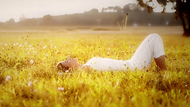 一个躺在草地上的女人视频素材
