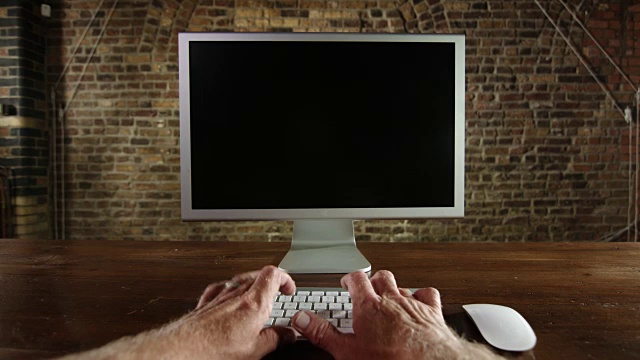 电脑屏幕与手打字的POV镜头视频素材