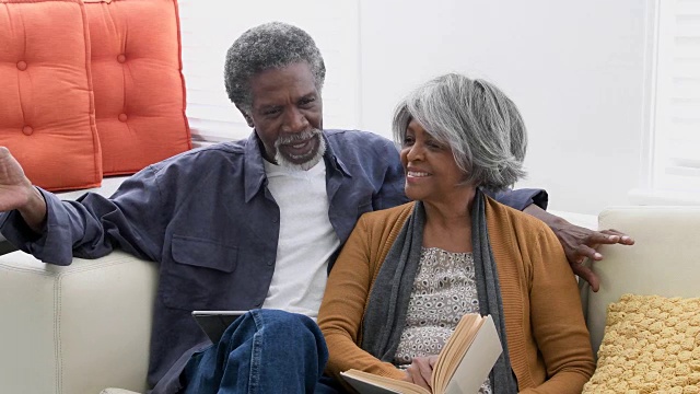 高级非裔美国人夫妇在沙发上深情地交谈视频素材