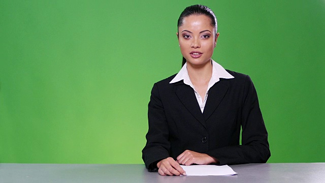 绿色背景下的4K女新闻播音员视频素材