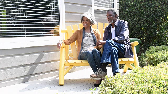 长凳上的资深非裔美国人夫妇，看向别处视频素材