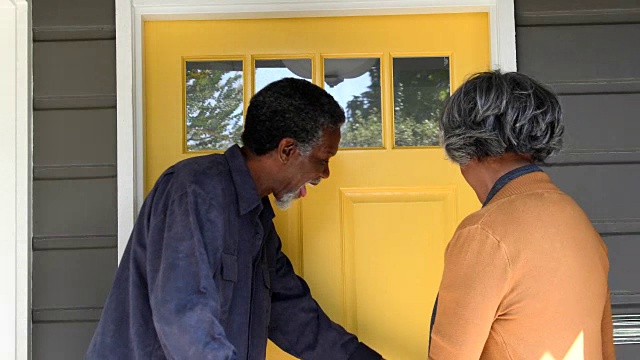 一对年长的非裔美国夫妇回到家，打开前门视频下载