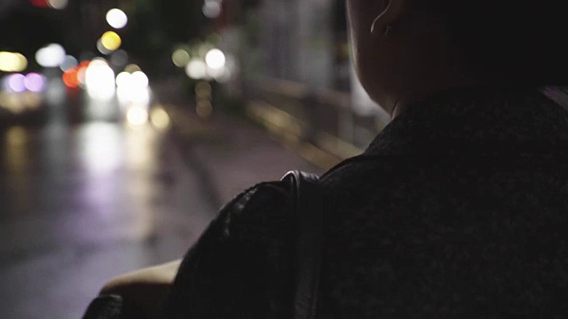 女人走在城市夜景视频素材