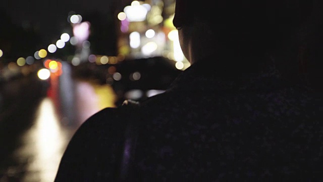 女人走在城市夜景视频素材