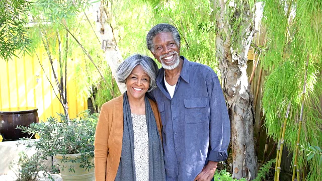 老非裔美国夫妇在花园里微笑视频素材