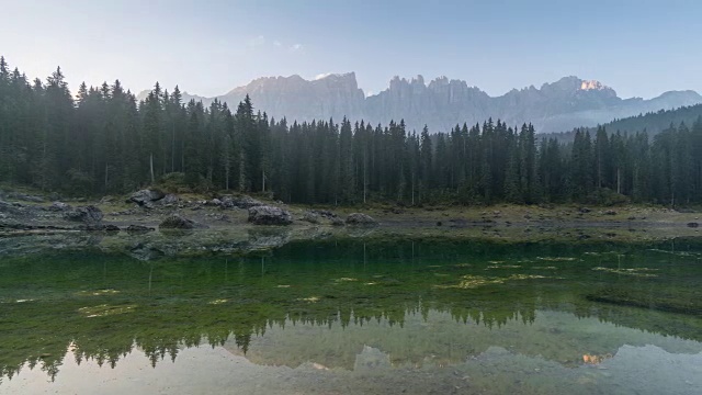 时光流逝山与湖，Carezza湖，白云石，意大利视频素材