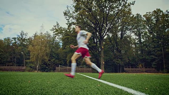足球运动员在体育场踢球视频素材
