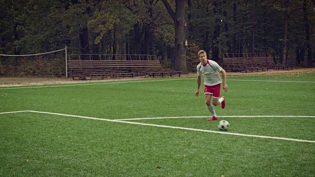 足球运动员进了一个球，高兴地奔跑着视频素材