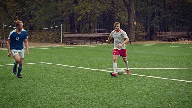足球运动员进了一个球，高兴地奔跑着视频下载