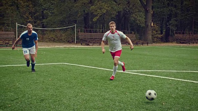 足球运动员进了一个球，高兴地奔跑着视频素材