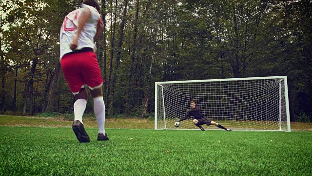 足球运动员罚进一球视频素材