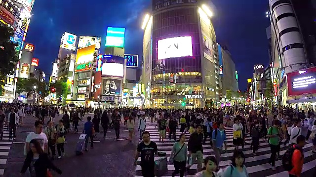 在日本东京，人群走在涉谷十字路口视频素材