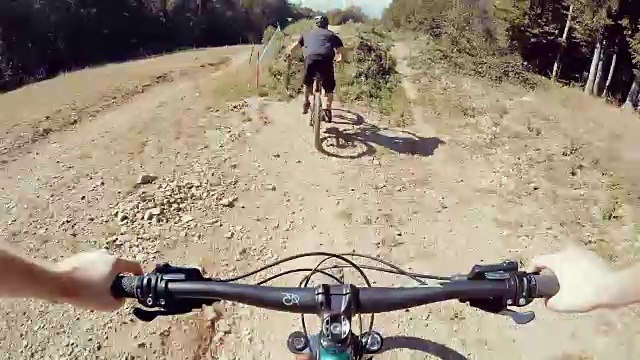 骑自行车的人骑在下坡的小路上视频素材