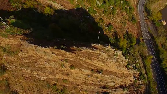在加泰罗尼亚比利牛斯山脉，用无人机航拍了一个令人惊叹的狭窄山顶和美丽的风景。视频素材