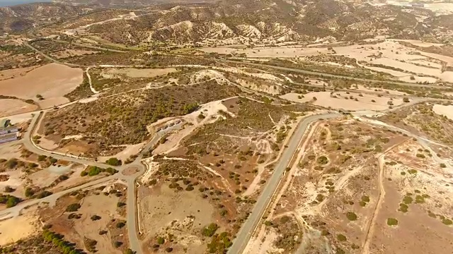 塞浦路斯岛上的居住区。塞浦路斯。空中无人机拍摄。视频下载