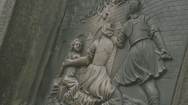 查尔斯桥上的圣约翰雕像的细节视频下载