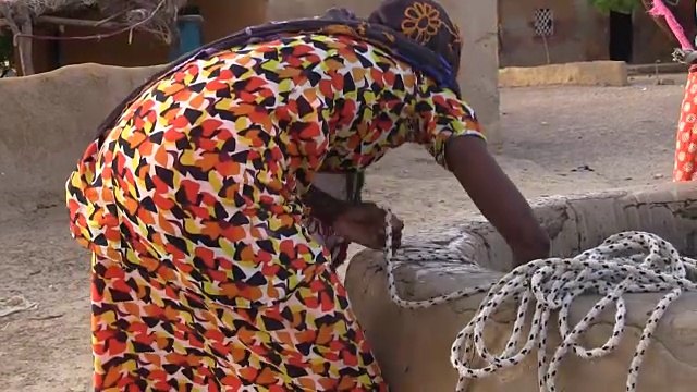 塞内加尔，Podor, Djatar村，妇女从井里取水视频素材