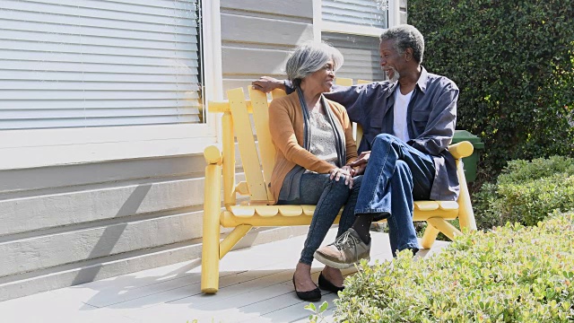 资深非裔美国夫妇在长椅上聊天视频素材