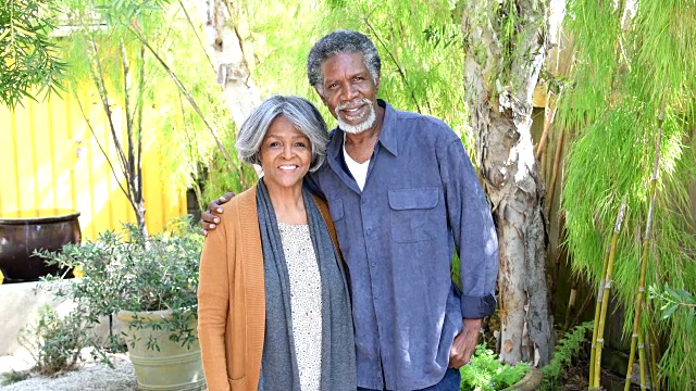 高级非洲裔美国人夫妇微笑和大笑视频素材