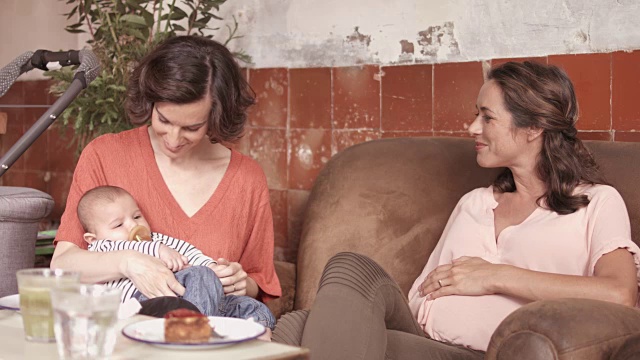 带着孩子的妇女和怀孕的朋友在餐厅视频下载
