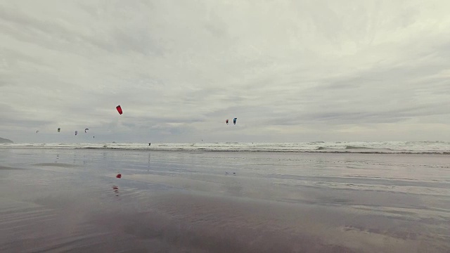 在海滩冲浪板。视频下载