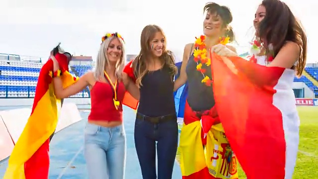 法国，德国，意大利和西班牙的女体育迷在足球场庆祝视频下载