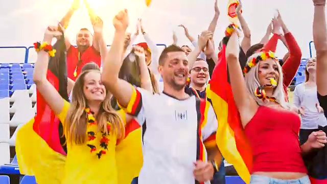 德国体育迷在足球场欢呼视频下载