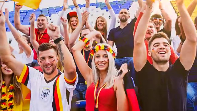德国体育迷在足球场欢呼视频下载