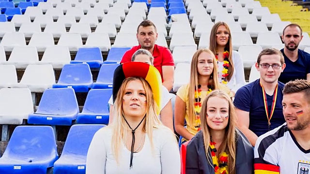 德国体育迷在足球场挥浪视频下载