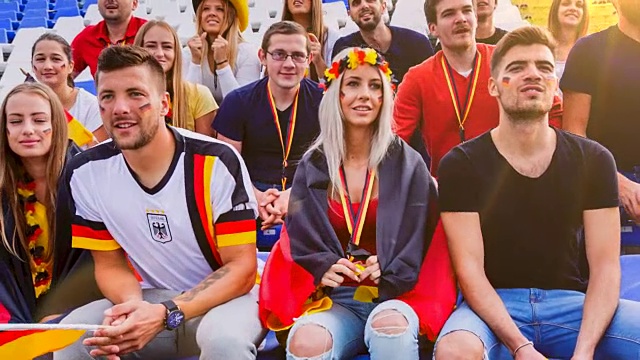德国体育迷在足球场庆祝视频素材