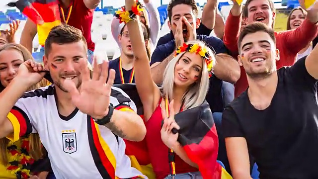 在足球场，德国球迷对着镜头欢呼视频下载