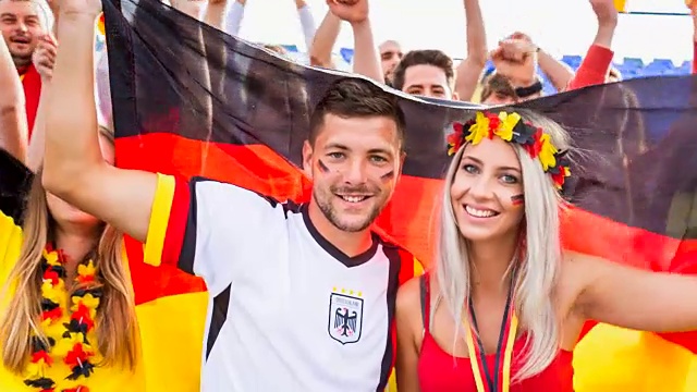 CU德国球迷在足球场庆祝，肖像视频素材