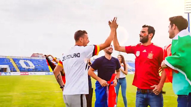 法国，德国，意大利和西班牙的球迷在足球场庆祝视频下载