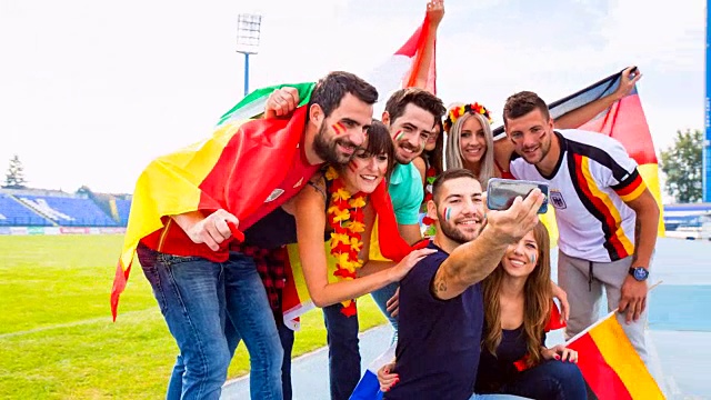 法国、德国、意大利和西班牙的体育迷们在足球场自拍视频下载